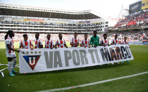 Los jugadores de Liga de Quito saltaban a la cancha con un cartel dedicado a Marco Angulo.