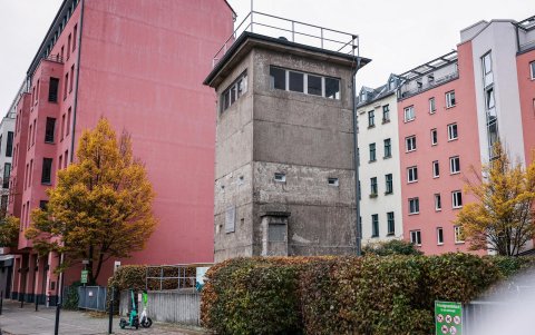 La torre del centro de mando Kieler Eck de las tropas fronterizas de la RDA en la calle Kieler de Berlín, Alemania.