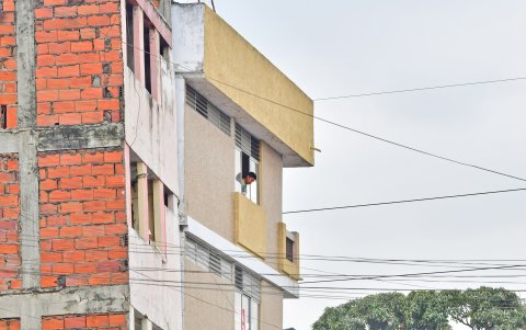 Inclinación. En el inmueble ubicado en Carchi y Clemente Ballén, se puede observar un desfase. Hay un ángulo de inclinación notorio en su parte superior.