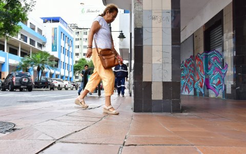 Hundimiento. El edificio Fénix en cambio se observa un desnivel entre la calzada y la vereda en donde se ubica, que es en la calle Pedro Carbo y Aguirre.