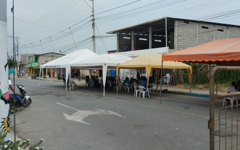 Tres carpas fueron adecuadas en las afueras de la casa de los papás del jugador, donde fue velado.