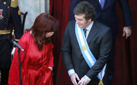 El presidente argentino Javier Milei (der.), junto a la expresidenta Cristina Fernández.