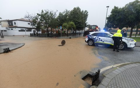 Imagen de una calle en la barriada de Campanillas en Málaga, en la que el paso de la dana ha obligado a nuevos desalojos preventivos.