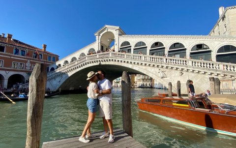 La pareja muy enamorada.