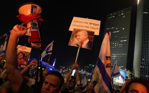 Tel Aviv. Manifestantes antigubernamentales salen a las calles después de que el primer ministro israelí despidiera al ministro de Defensa, Yoav Gallant, el 5 de noviembre de 2024.