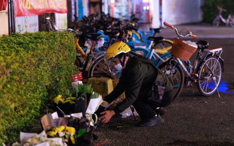 Una persona coloca flores por las víctimas del atropello masivo en Zhuhai, en la provincia de Guangdong, el 12 de noviembre de 2024.