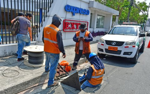 El personal de CNT lleva varios días realizando trabajos en los exteriores de Granasa