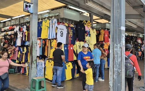 Los comerciantes de la Bahía advirtieron que un día antes del partido entre Ecuador y Bolivia aún no se vende lo esperado