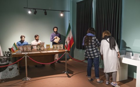 Dos mujeres visitan la antigua embajada de Estados Unidos en Teherán, convertida hoy en un museo contra la superpotencia estadounidense.