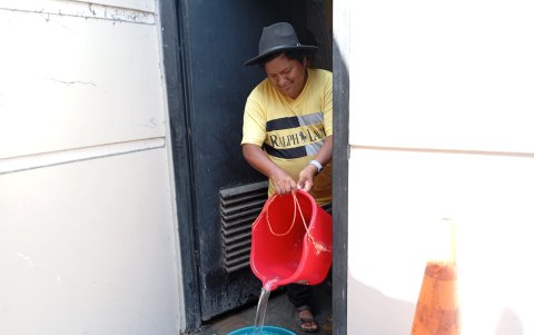 . Ayuda. Los vecinos se ayudaron a la hora de abastecerse, desde la tarde del martes.