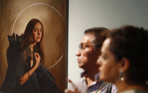Visitantes observan piezas de la exposición ‘Liminãris’, de los artistas mexicanos Paulina Goca y José Luis Galván