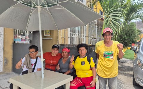Lastenia Centeno, Yalitza Malats, Cecibel Alejandro, María Soriano y Carlos Soriano, esperando que pasen    las horas para vender.