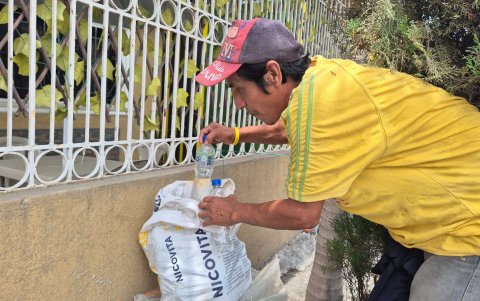 Carlos Soriano y las marquetas de hielo para sus aguas.