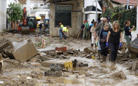 Labores de limpieza en la localidad malagueña de Benamargosa, este jueves, tras las fuertes lluvias.