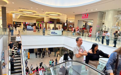 Cientos de personas llegaron para visitar los 117 locales que ofrecían promociones por su apertura.