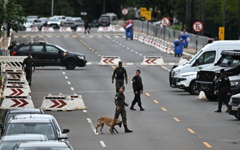 Integrantes de la Policía Militar utilizan perros rastreadores para buscar explosivos en la zona cercana al Anexo IV de la Cámara de Diputados, cerca del Tribunal Supremo Federal.