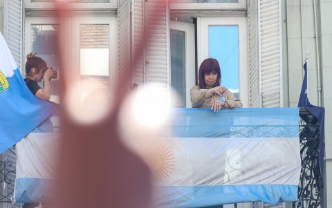 La expresidenta argentina Cristina Fernández (2007 - 2015) saluda a sus seguidores desde un balcón del Instituto Patria este miércoles, en Buenos Aires (Argentina).