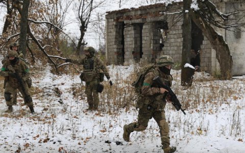 Militares de la 57.ª Brigada de las Fuerzas Terrestres de Ucrania asisten a entrenamiento militar en un campo de tiro en la zona de Kharkiv, al noreste de Ucrania, el 14 de noviembre de 2024.