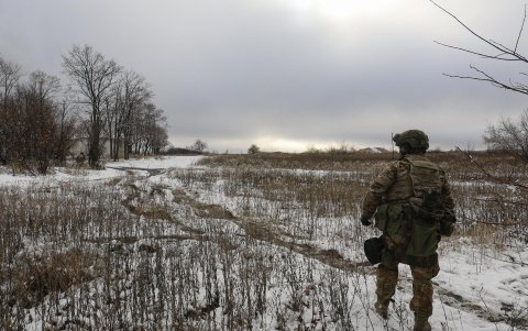 Un militar de la 57.ª Brigada de las Fuerzas Terrestres de Ucrania durante un entrenamiento militar en un campo de tiro en la zona de Kharkiv, al noreste de Ucrania, en medio de la invasión rusa.