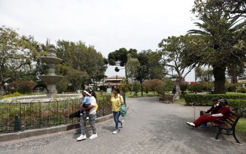 Visitas. Uno de los pocos parques de Tumbaco está en la plaza central. Moradores aseguran que en las tardes hay libadores, lo que les impide disfrutar del lugar.