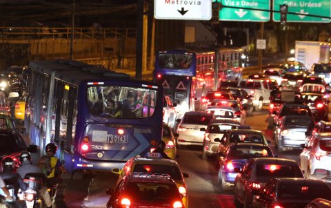 En la avenida Carlos Julio Arosemena los conductores alegan permanecer atascados más de 30 minutos en el lugar.