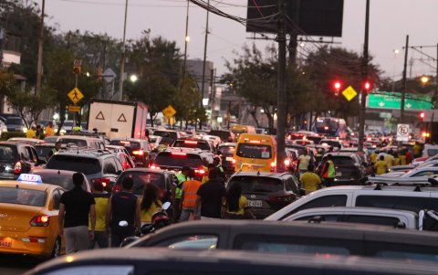 Las calles que conducen a la ciudadela Bellavista permanecen llenas de carros, peatones, vendedores...