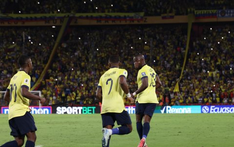 El delantero Enner Valencia (d) encaminó la victoria sobre Bolivia.