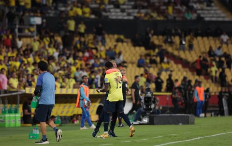 Sebastian Beccacece (i), seleccionador de Ecuador, festeja uno de los goles de Gonzalo Plata en la victoria 4-0 sobre Bolivia .