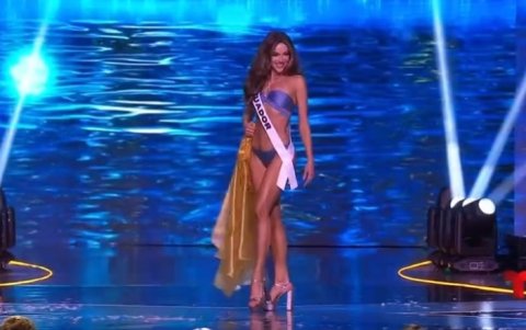 Mara Topic en traje de baño.