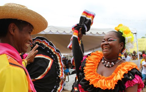 El turbante no solo es un accesorio; es un emblema de resistencia y orgullo cultural.