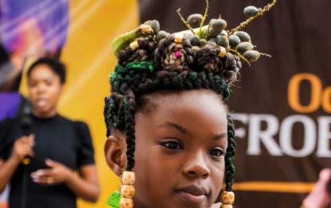 Desde trenzas y moños hasta cabellos sueltos y rizados, cada estilo cuenta una historia única.