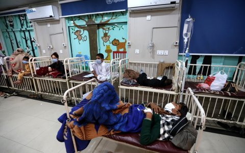 Un grupo de niños pakistaíes recibe terapias respiratorias, complicados por enfermades a causa de la contaminación ambiental.