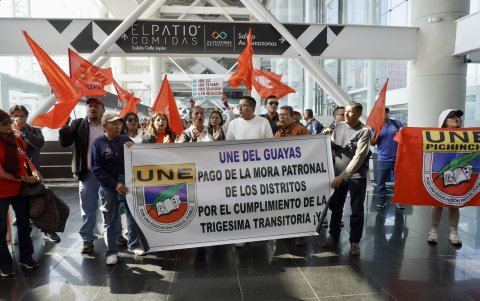 Docentes junto con el representante de la UNE llegaron a los exteriores del Ministerio de Finanzas para exigir equiparación salarial