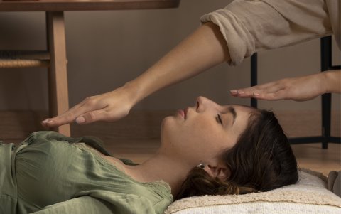 Es posible curar a través de las manos