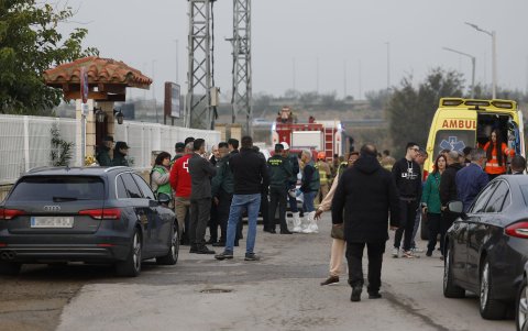 Varias personas, entre estos, familiares, aparecen junto a los servicios de emergencia a las puertas de la residencia de mayores en Villafranca de Ebro (Zaragoza, norte).