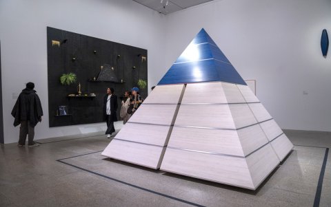 La obra 'Pyramid' (2020) de Sam Gilliam, en la exposición 'Flight into Egypt: Black artists and ancient Egypt'.