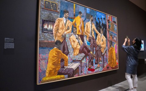 Una persona toma una fotografía a la obra 'Board Meeting.