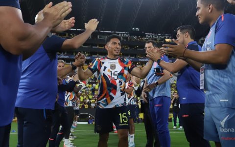 Ángel Mena y el túnel que le hicieron en el estadio Monumental en su despedida de la Tri.