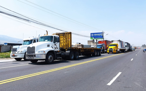 Los vehículos pesados tuvieron que buscar rutas alternas para seguir su trayecto tanto de norte a sur.