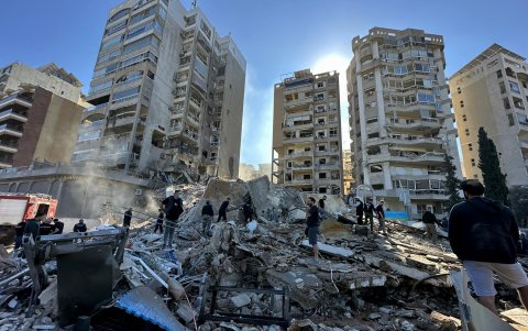 Las personas inspeccionan el lugar de un ataque aéreo israelí en el vecindario de Tayouneh, en el distrito de Dahieh, al sur de Beirut, Líbano, 15 de noviembre de 2024.