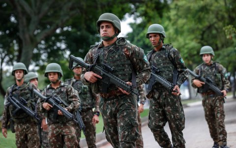 Soldados del ejército brasileño se preparan para vigilar una zona cerca del Museo de Arte Moderno, este jueves en Río de Janeiro (Brasil).
