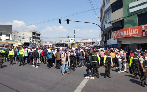 Varias personas salieron a las calles de Latacunga a protestar ante la sequía que los afecta.