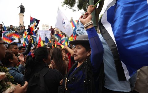 Con banderas y pancartas los seguidores del presidente Luis Arce celebran la decisión del Tribunal Constitucional que quita la presidencia del MAS a Evo Morales, este jueves, en La Paz (Bolivia).