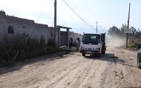 Los vecinos indican que la vía se inunda cuando llueve o está llena de polvo y tierra.