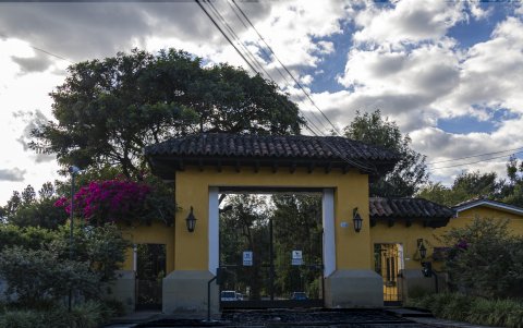 Fotografía del 29 de octubre de 2024 de una entrada a una zona residencial, en Antigua Guatemala.