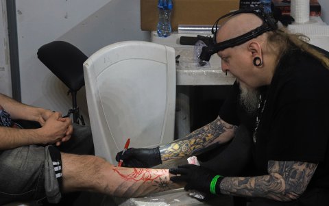 Los tatuadore rompen los estigmas en torno a este arte que ayuda a la gente a llevar marcado en la piel algún momento especial.
