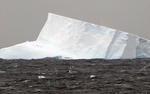 Vista de un témpano de hielo en el Antártico, en una imagen de archivo.