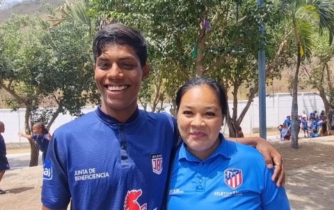 Jostin Morante (i) junto a su madre Alexandra Rivera en el evento de la Junta de Beneficencia de Guayaquil y Atlético de Madrid
