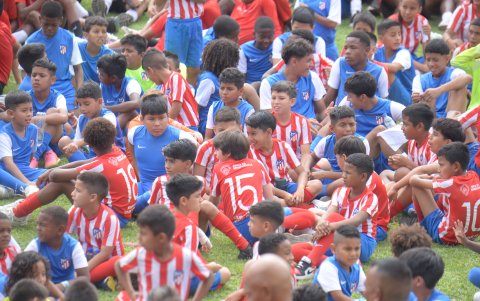 Niños de las formativas de Atlético de Madrid en las canchas de la Ciudad Deportiva Carlos Pérez Perasso