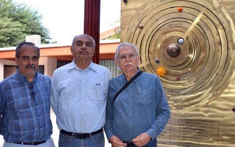 Los investigadores de la Universidad de Sonora, Ezequiel Rodríguez (i), Julio Saucedo (c) y Raúl Pérez (d), posan a lado de la recreación del 'mecanismo de Anticitera'